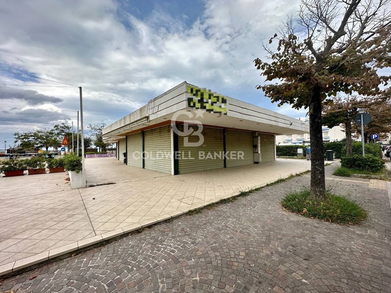 Negozio in Affitto a Rimini, 5'000€, 300 m²