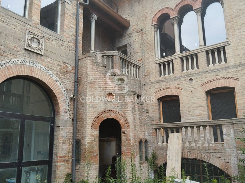 Appartamento in Vendita a Forlì, 900'000&euro;, 800 m²