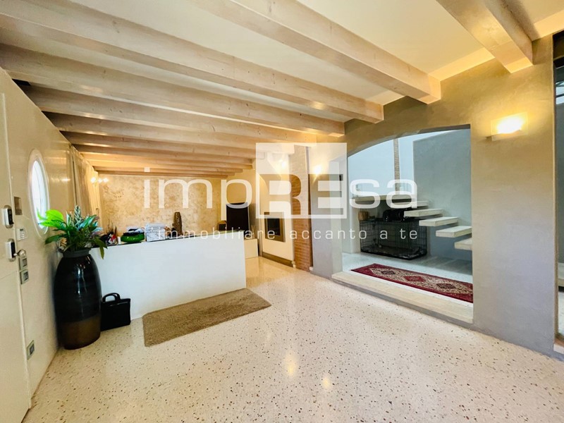 Casa Semi Indipendente in Vendita a Venezia, 525'000€, 220 m²