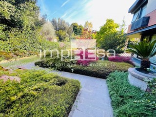 Casa Semi Indipendente in Vendita a Venezia, 590'000€, 300 m²