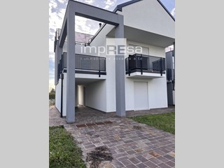 Casa Semi Indipendente in Vendita a Venezia, 380'000€, 430 m²