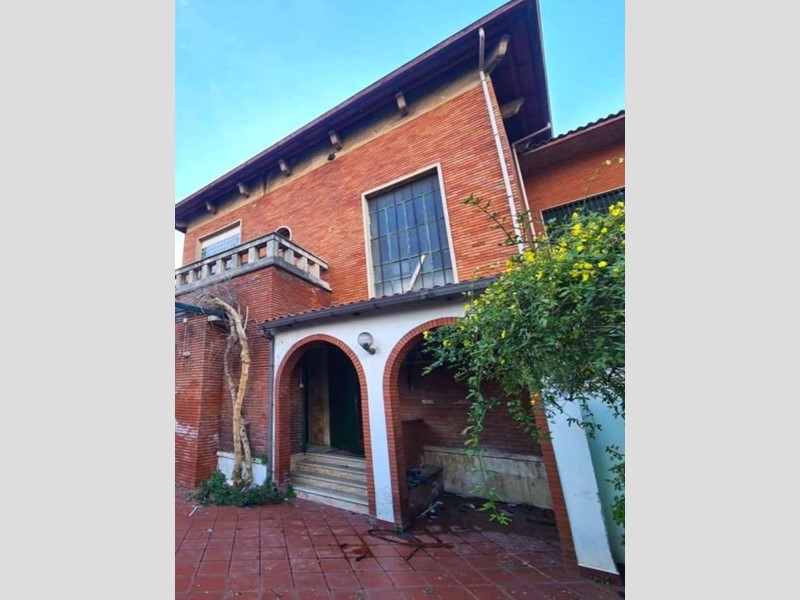 Attività commerciale in Vendita a Nocera Inferiore, 690'000€, 820 m²