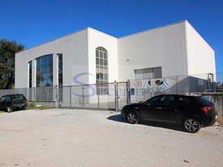Capannone in Vendita a Mosciano Sant'Angelo, 530'000€, 1050 m²