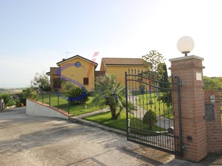 Villa in Vendita a Tortoreto, 220 m²