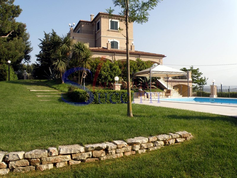 Villa in Vendita a Offida, 1'400'000€, 600 m²