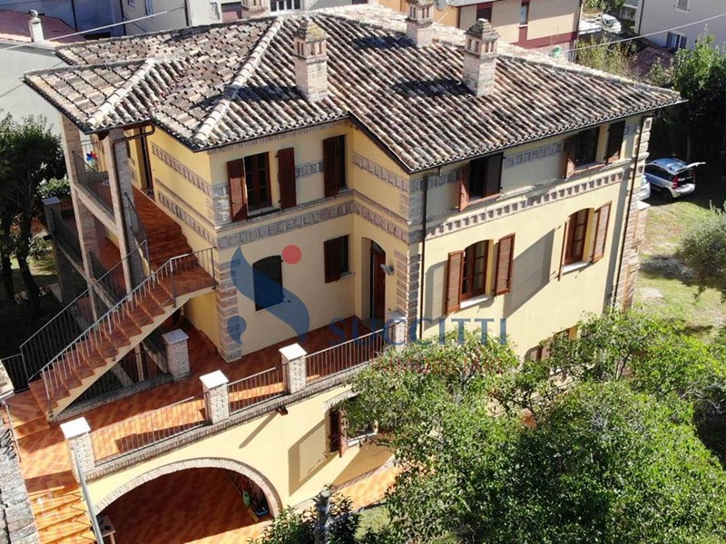 Villa in Vendita a Teramo, 950'000€, 400 m²