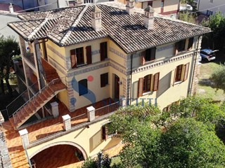 Villa in Vendita a Teramo, 950'000€, 400 m²