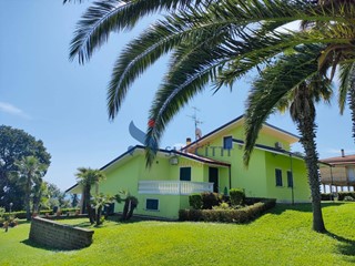 Villa in Vendita a Martinsicuro, 679'000€, 300 m²