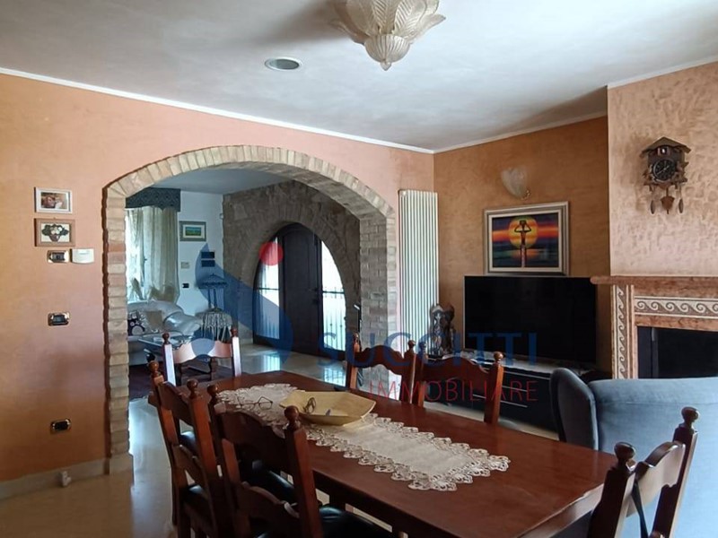 Casa Indipendente in Vendita a Campli, 235'000€, 200 m²