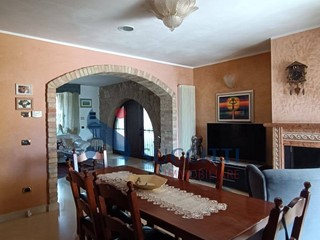 Casa Indipendente in Vendita a Campli, 235'000€, 200 m²