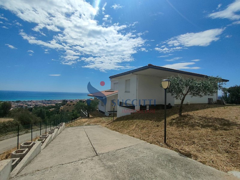 Villa in Vendita a Tortoreto, 555'000€, 305 m²
