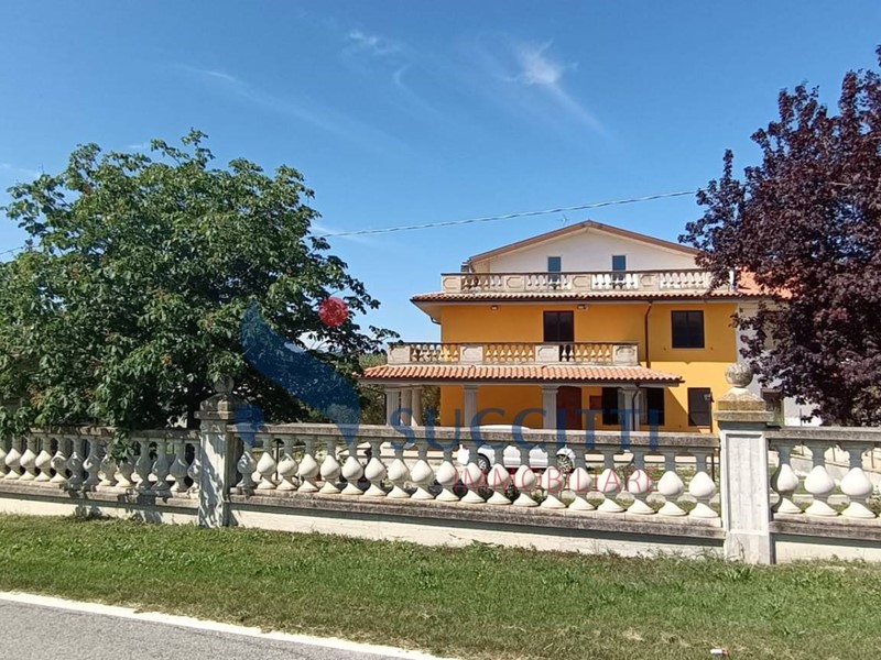 Casa Indipendente in Vendita a Bellante, 380'000€, 430 m²