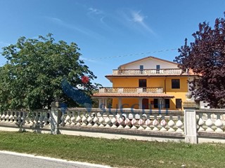 Casa Indipendente in Vendita a Bellante, 380'000€, 430 m²