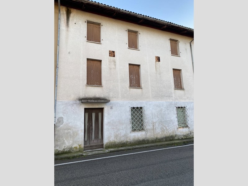 Casa Indipendente in Vendita a Udine, 58'000€, 215 m²