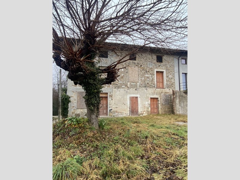 Rustico in Vendita a Moruzzo, 88'000€, 220 m²