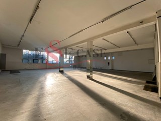 Attività commerciale in Vendita a Alzano Lombardo, 349'000€, 365 m²