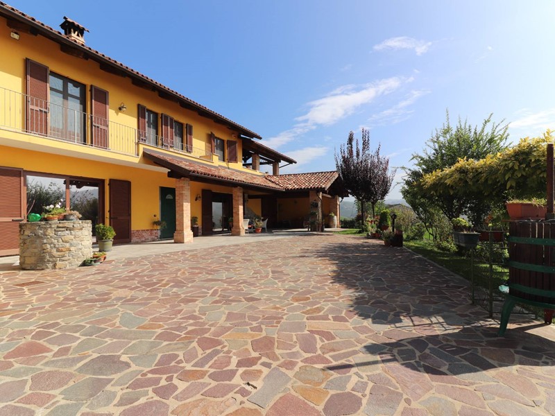 Villa in Vendita a Monforte d'Alba, 530'000€, 230 m²