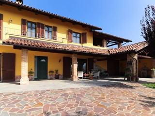 Villa in Vendita a Monforte d'Alba, 530'000€, 230 m²