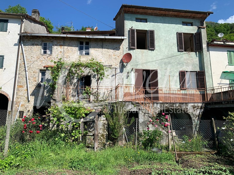 Casa Semi Indipendente in Vendita a Bagni di Lucca, 120'000€, 318 m²