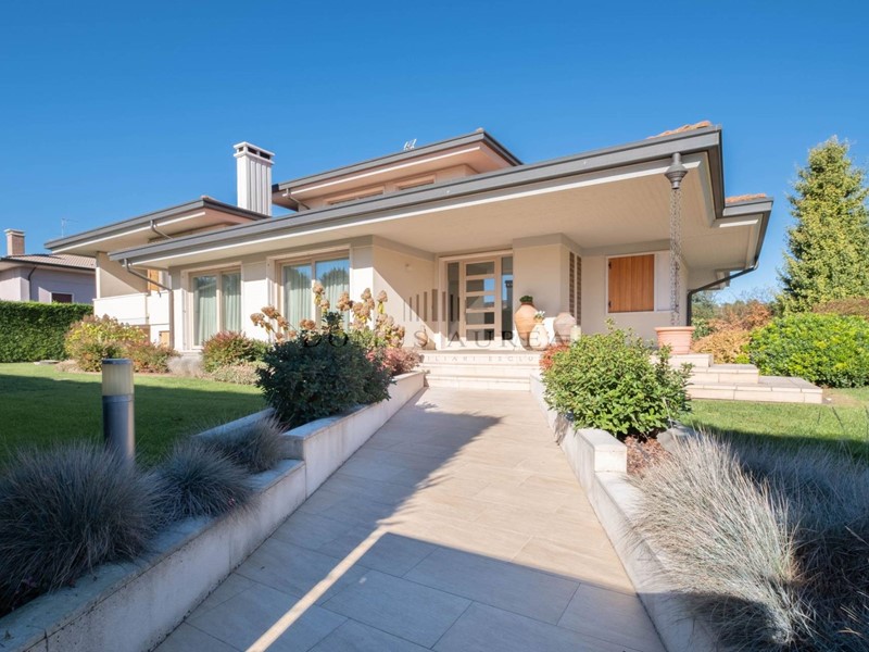 Casa Indipendente in Vendita a Roverchiara, 580'000€, 450 m²