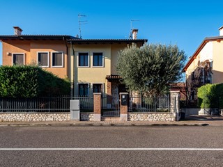 Casa Indipendente in Vendita a Soave, 480'000€, 240 m²