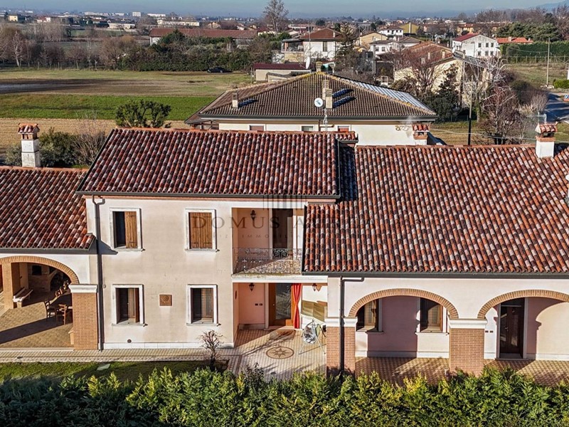 Casa Indipendente in Vendita a Cologna Veneta, 550'000€, 400 m²