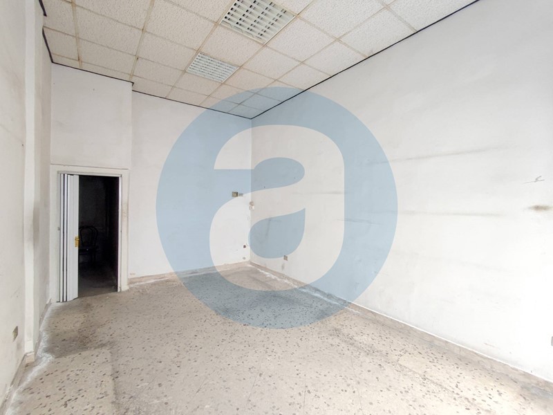 Immobile commerciale in Affitto a Bari, 500€, 26 m²