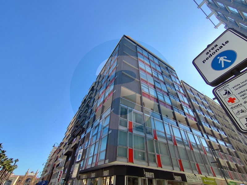 Ufficio in Affitto a Bari, 6'700€, 565 m²
