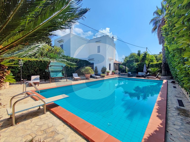 Villa in Vendita a Castellana Grotte, 570'000€, 442 m²