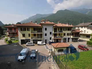 Immobile commerciale in Vendita a Piazza Brembana, 141'000€, 175 m²