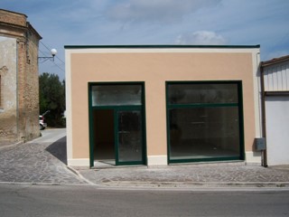 Immobile commerciale in Affitto a Nereto, 1'500€, 220 m²