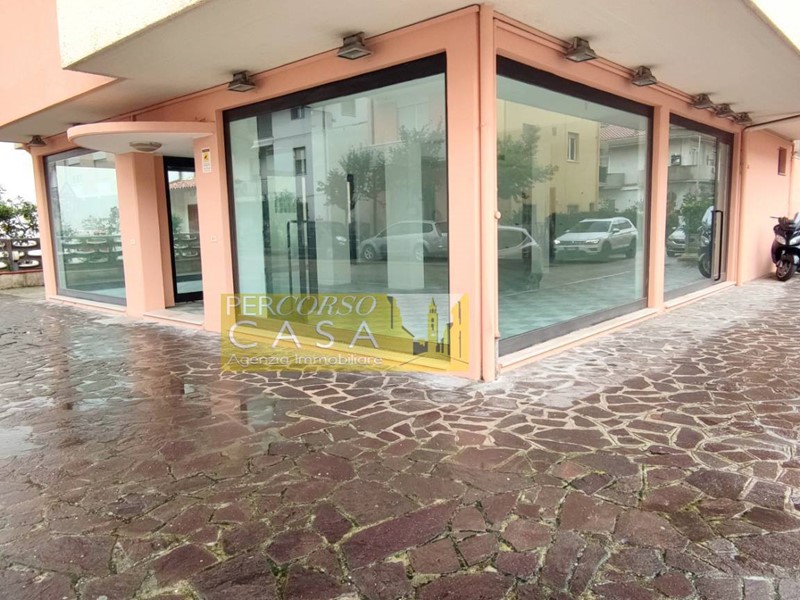 Immobile commerciale in Affitto a Giulianova, 850€, 120 m²