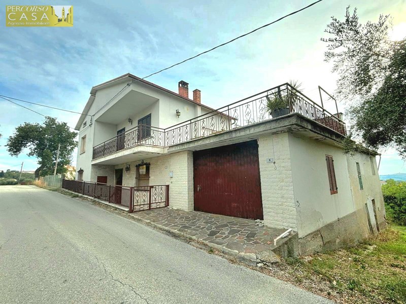 Casa Indipendente in Vendita a Sant'Omero, 115'000€, 265 m²