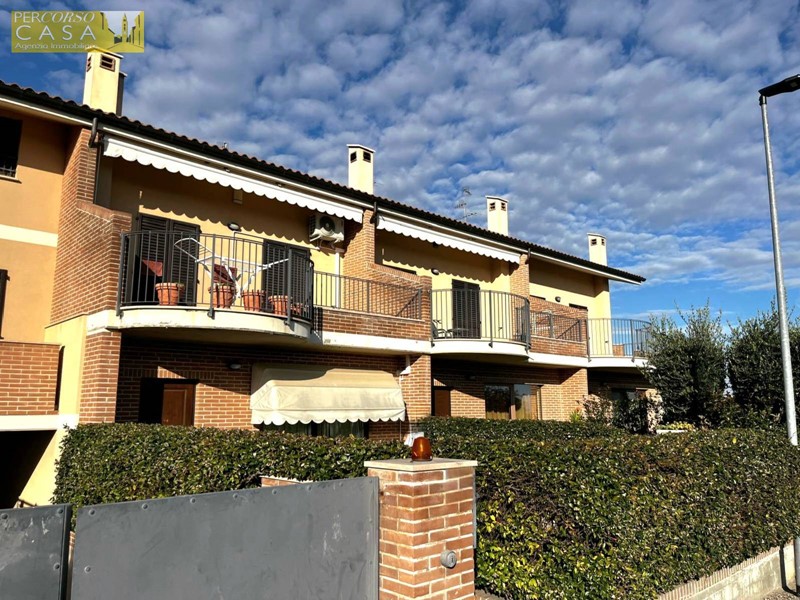 Casa Indipendente in Vendita a Sant'Omero, 120'000€, 300 m²