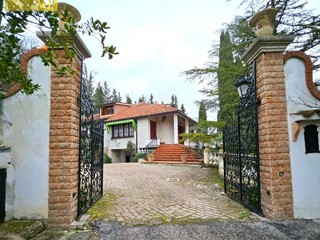Villa in Vendita a Teramo, 340'000€, 240 m²