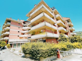 Immobile commerciale in Vendita a Teramo, 230'000€, 800 m²