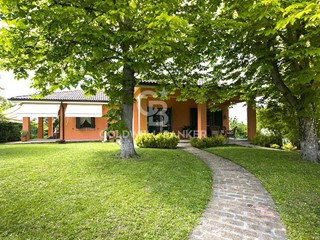 Villa in Vendita a Castelvetro di Modena, 770'000€, 315 m²