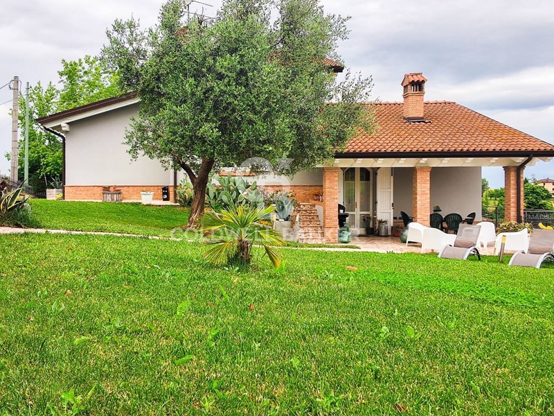 Villa in Vendita a Serramazzoni, 485'000€, 200 m²