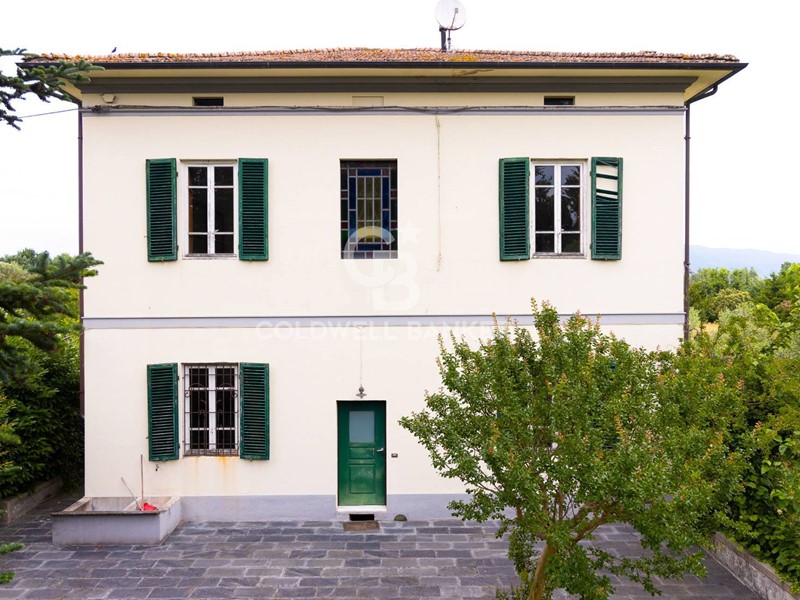 Villa in Vendita a Capannori, 695'000€, 365 m²