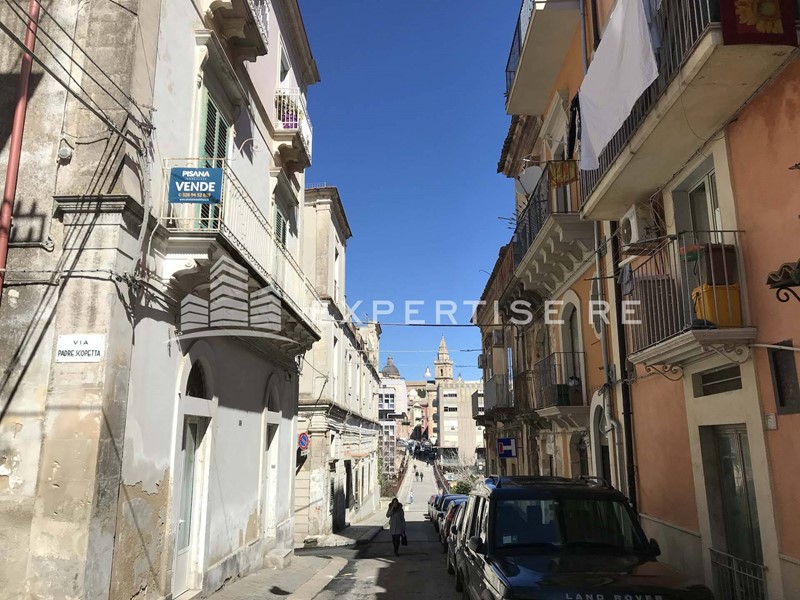 Capannone in Vendita a Ragusa, 500'000&euro;, 2100 m²