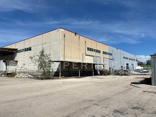 Capannone in Vendita a Catania, 660'000€, 1450 m²