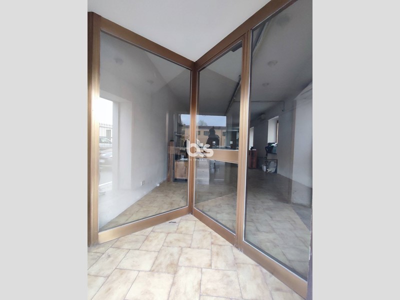 Attività commerciale in Affitto a Cazzago San Martino, 1'350€, 280 m²