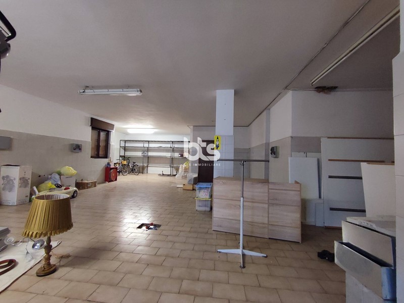 Attività commerciale in Affitto a Credaro, 500€, 150 m²