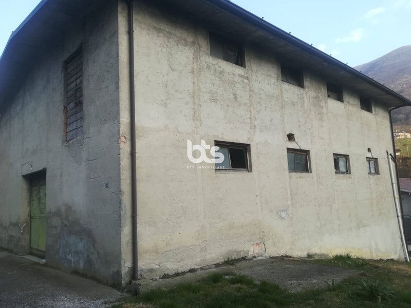 Magazzino in Vendita a Adrara San Rocco, 109'000€, 390 m²