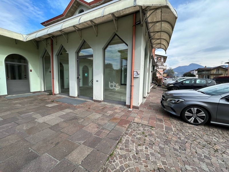 Immobile commerciale in Vendita a Capriolo, 200'000€, 160 m²