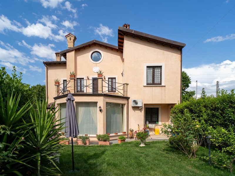 Casa Indipendente in Vendita a Castiglione a Casauria, 449 m²