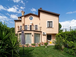 Casa Indipendente in Vendita a Castiglione a Casauria, 449 m²