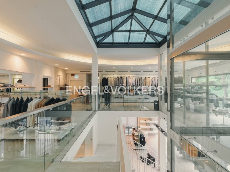 Immobile commerciale in Affitto a Ancona, 1350 m²