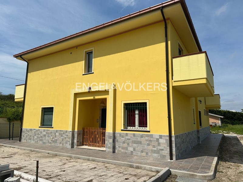 Immobile commerciale in Vendita a Larino, 340'000€, 150 m²