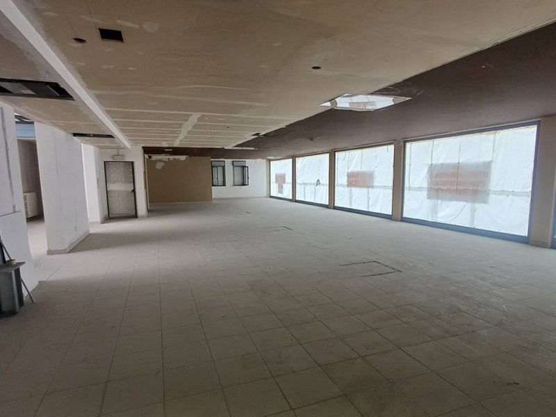 Immobile commerciale in Affitto a Giulianova, 1'800€, 400 m²